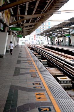 Bangkok, Tayland - 25 Haziran: gökyüzü tren rayların tren