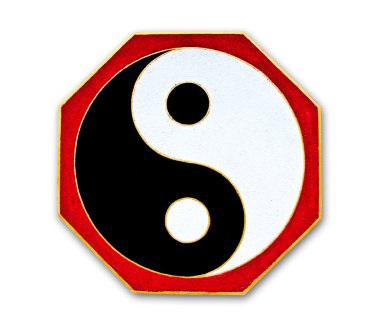 Beyaz arka plan üzerinde izole yin yang