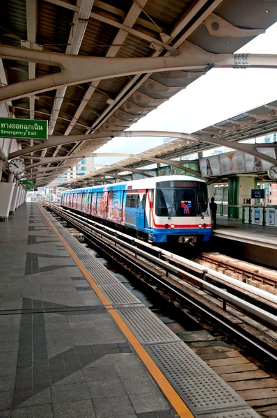 BANGKOK, TAILÂNDIA - JUNHO 25: As trilhas de trem no trem céu em — Fotografia de Stock