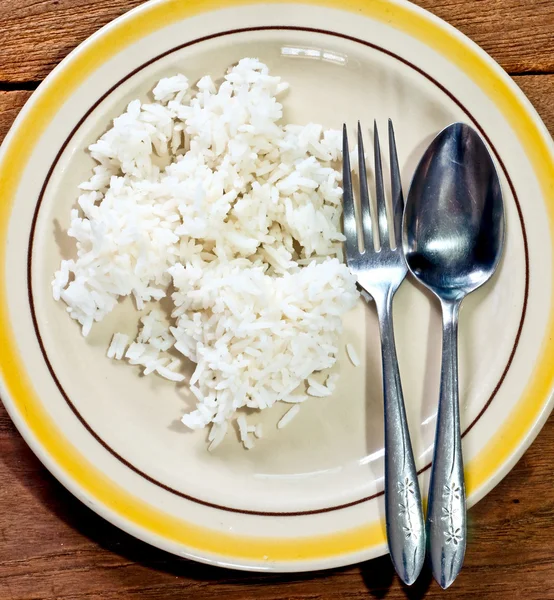 Biały ryż parzony na tle drewna — Zdjęcie stockowe