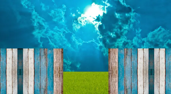 A cerca de madeira azul contra o céu nublado — Fotografia de Stock