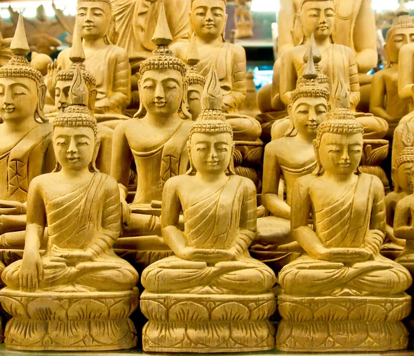 La Madera que talla del estatus buddha aislado sobre el fondo blanco — Foto de Stock