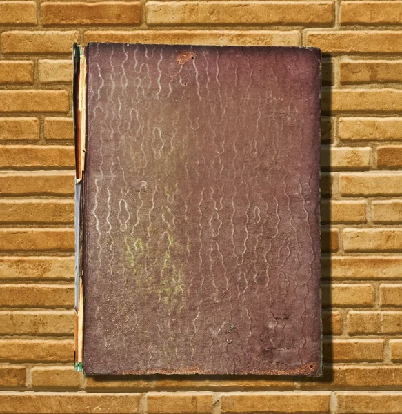 O livro Vintage sobre parede de tijolo textura fundo — Fotografia de Stock
