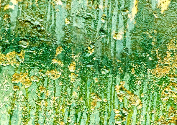 Die alte moosige Mauer mit undichtem Wasser — Stockfoto