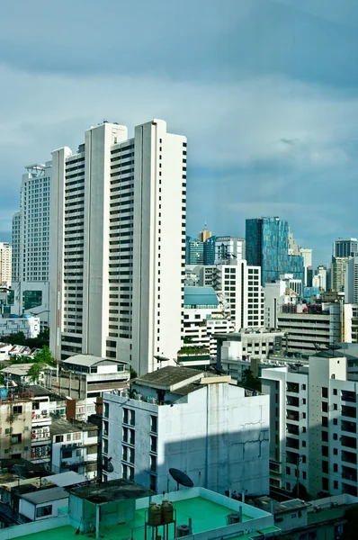 El edificio Moderno sobre el fondo azul del cielo — Foto de Stock