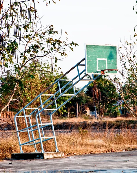 Míč hoop košík na ven dveře soudu — Stock fotografie