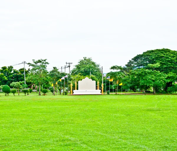 A Billboard em branco na grama verde — Fotografia de Stock