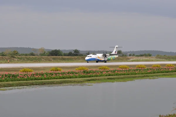 Jet trafikflygplan på flygplatsens landningsbana — Stockfoto