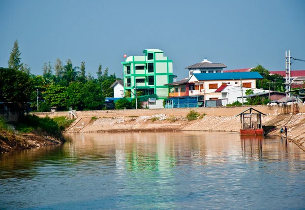 The River through the city — Stock Photo, Image