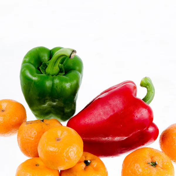 Paprika mit Orange isoliert auf weißem Hintergrund — Stockfoto