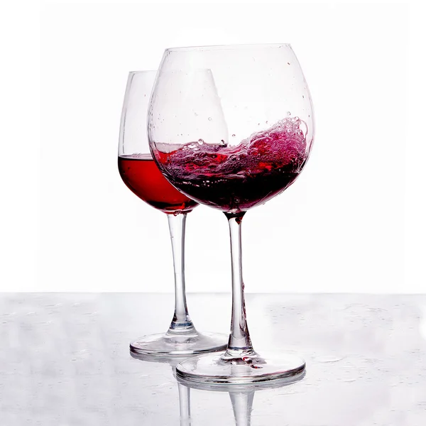 Um copo de vinho tinto isolado sobre fundo branco — Fotografia de Stock