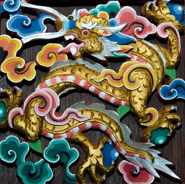 Legno intagliato di drago in joss house — Foto Stock