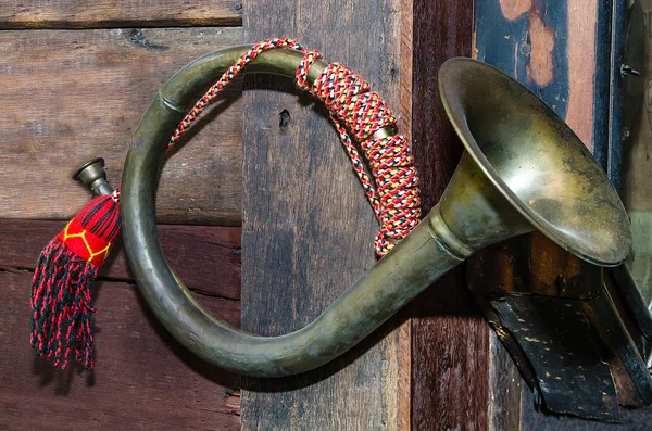 Velha Bugle na parede de madeira — Fotografia de Stock