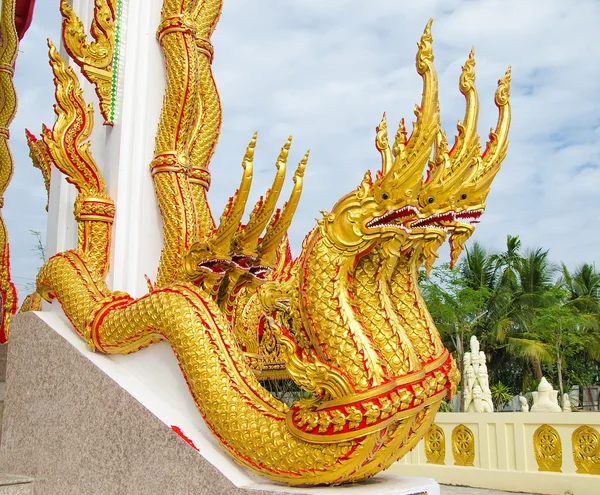 Naga Status auf blauem Himmel Hintergrund — Stockfoto