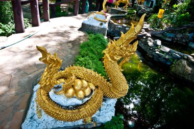 naga heykel yumurta