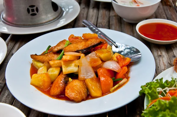 El pez frito con la salsa agridulce — Foto de Stock