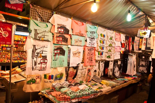 T-shirt shop på hua hin nightmarket på prajuabkirikun provinsen, thailand — Stockfoto