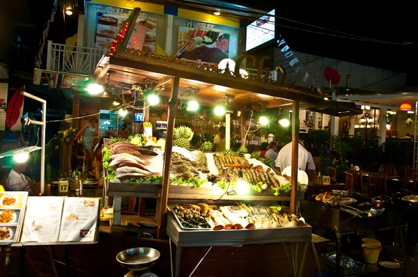 Loja de frutos do mar no mercado noturno hua-hin na província de prajuabkirikun, Tailândia — Fotografia de Stock