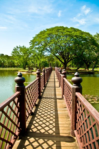 Puente del parque histórico de Sukothai, provincia de Sukothai, Tailandia — Foto de Stock