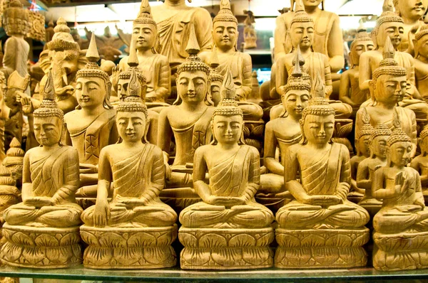 El estatus de Buda tallado — Foto de Stock