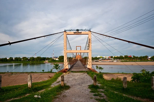 Pont suspendu au-dessus de la rivière — Photo