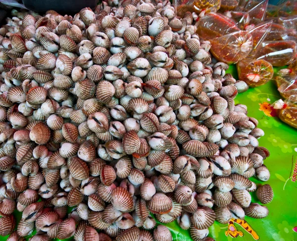 Herzmuscheln auf dem Fischmarkt — Stockfoto