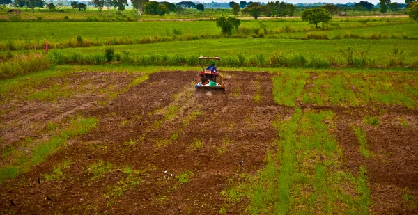 Traktor bereitet Boden vor — Stockfoto