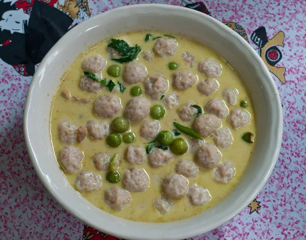 Das grüne Curry mit Fischbällchen — Stockfoto