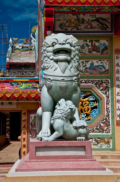 Der steinerne Löwe im joss house — Stockfoto