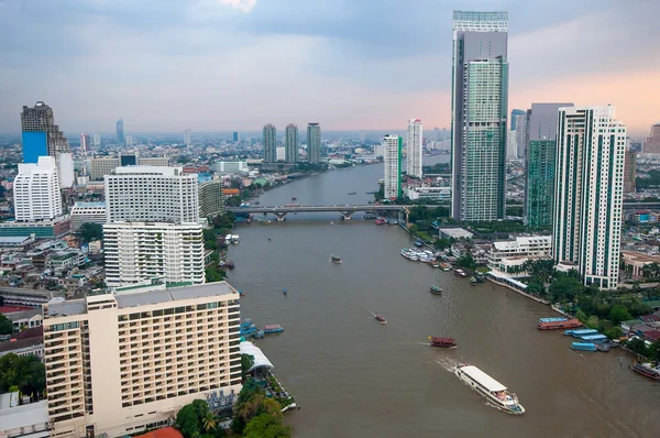 Bangkok ville le long de la rivière chao praya, Thaïlande — Photo