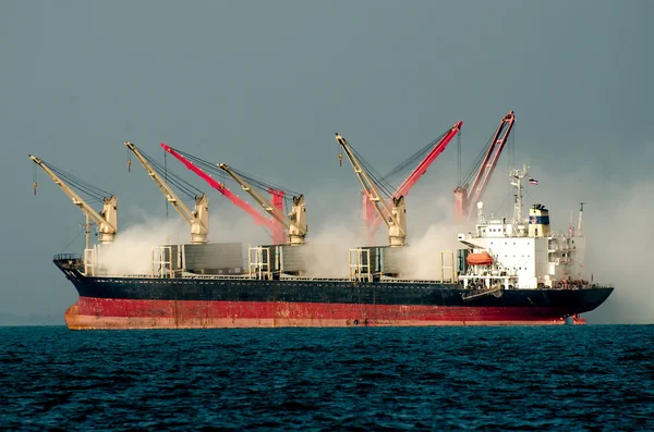 Fuoco grande barca sul mare — Foto Stock