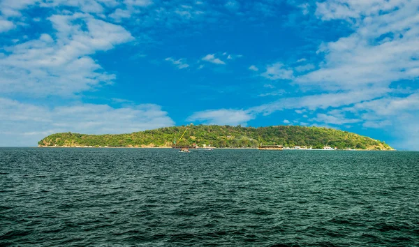 Insel auf dem Meer — Stockfoto