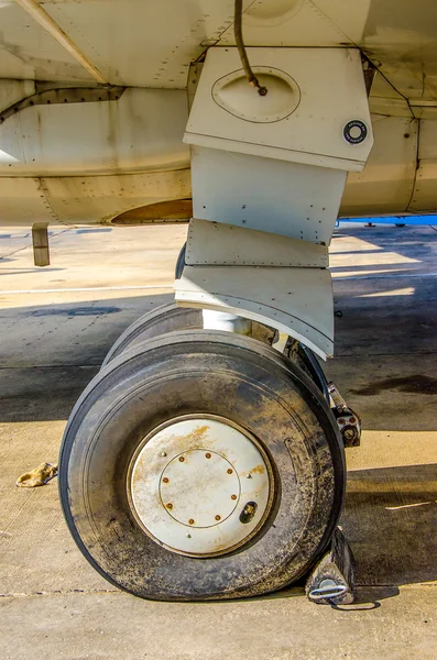 Flugzeug mit Frontfahrwerk am Boden — Stockfoto