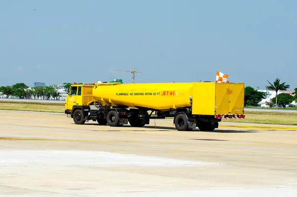 Uçak, kamyon petrol — Stok fotoğraf