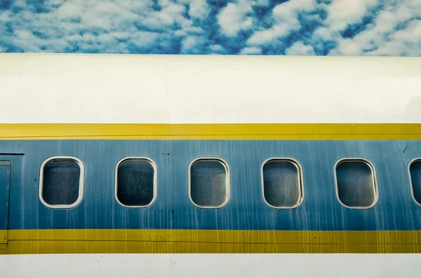 Finestra di aeroplano su sfondo cielo blu — Foto Stock