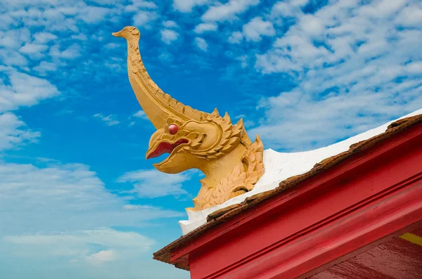 Phoenix en el techo de la iglesia de madera — Foto de Stock