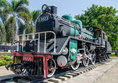 eski buharlı tren yolda