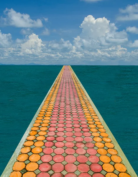 Brick walkpath along the sea — Stock Photo, Image