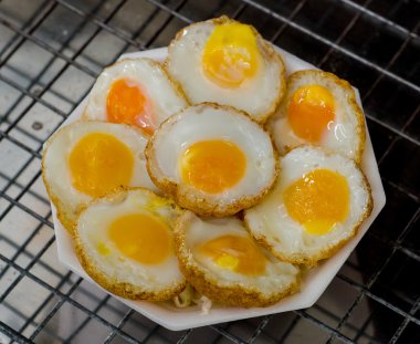 Kızarmış Bıldırcın yumurta üzerinde köpük