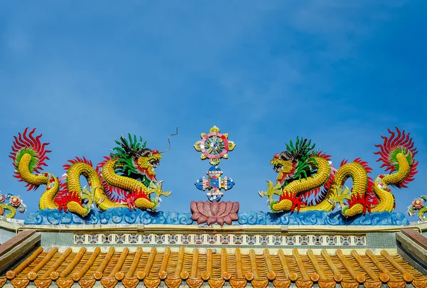 Drachenstatus auf dem Dach — Stockfoto