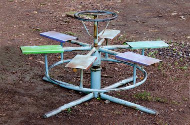 Rusty neşeli yuvarlak zemin yere git