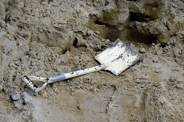 Old Shovel on soil ground — Stock Photo, Image
