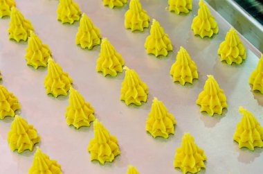 tepsi üzerinde ham çerezleri hazırlamak