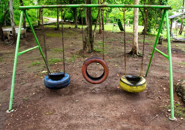 Staré dětské hřiště pneumatiky houpačka — Stock fotografie