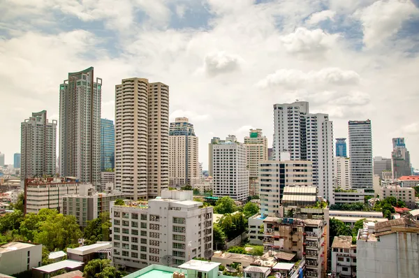 Edifício moderno em fundo céu azul — Fotografia de Stock