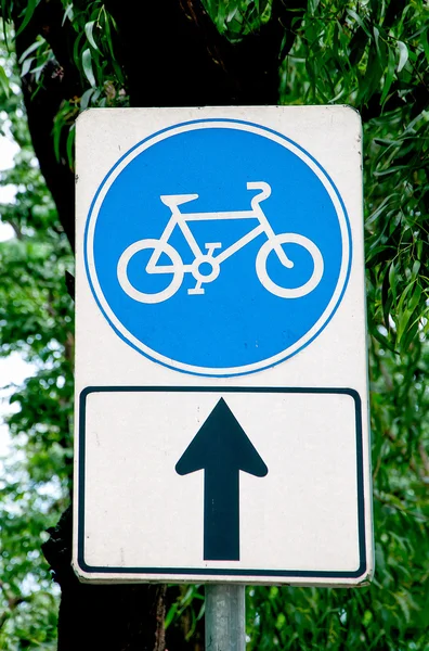 Bicicleta de sinal com seta preta — Fotografia de Stock