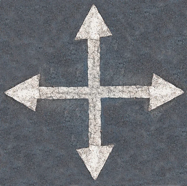 道路の背景上の白い矢印 4 方向 — ストック写真