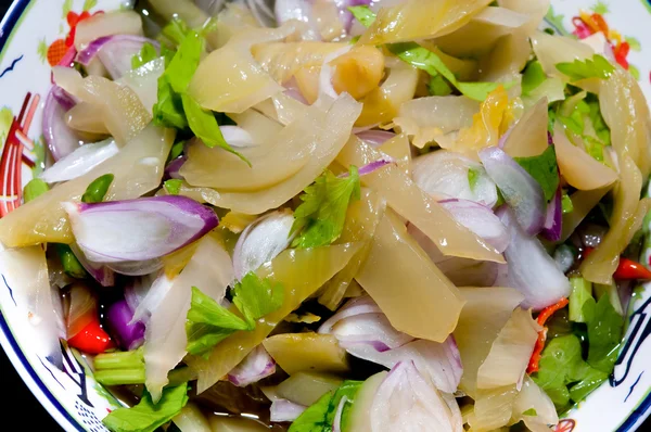 Gebeitst van mosterd blad met chili salade — Stockfoto