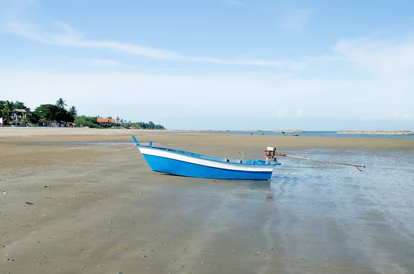 Visser boot op zee strand — Stockfoto