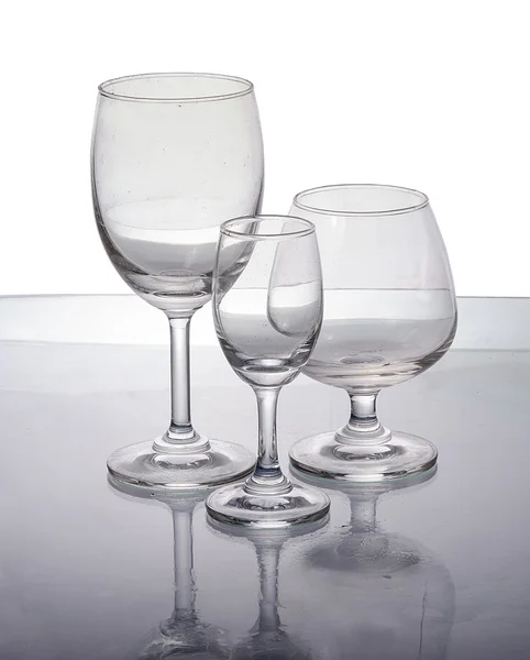 Vaso de vino vacío sobre fondo reflectante — Foto de Stock
